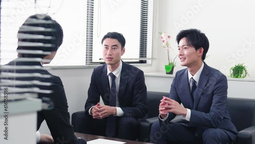 商談をするビジネスマン