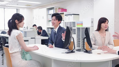 カウンターで来客の対応をするスタッフ
