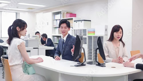 カウンターで来客の対応をするスタッフ