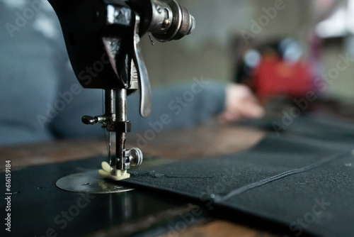 Leinwand Poster Maquina de coser antigua en un contexto de taller textil