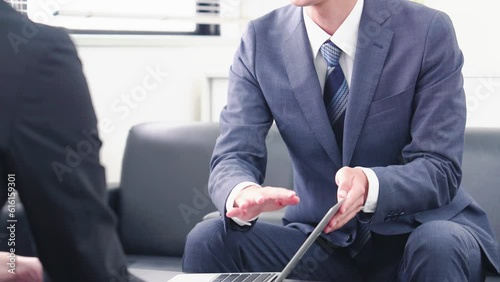 熱心に商談をする営業スタッフ