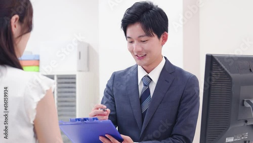 窓口で相談をする女性