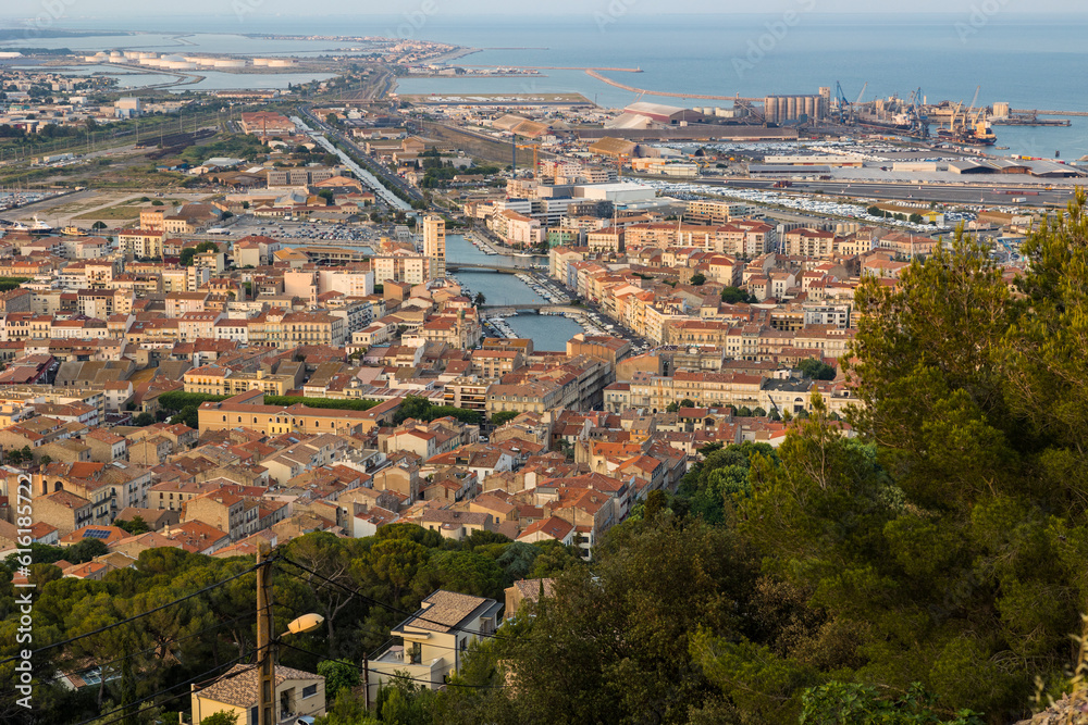 Fototapeta premium Ville de Sète et son Canal de la Peyrade au coucher du soleil depuis le Mont Saint-Clair