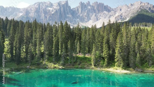 Der wunderschöne Karersee (Lago di Carezza) mit einer mächtigen Bergkulisse im Hintergrund in den Dolomiten