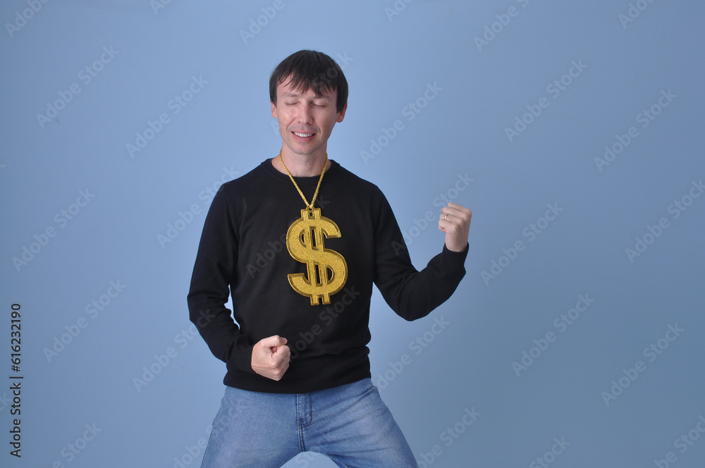 homem de negócios de sucesso comemorando promoção e vitória recorde nas ...