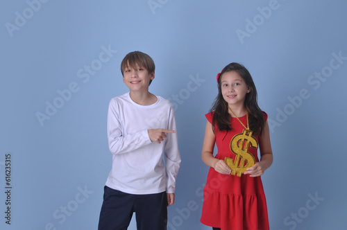 crianças com símbolo de dinheiro, conceito de educação financeira para adolescentes  photo