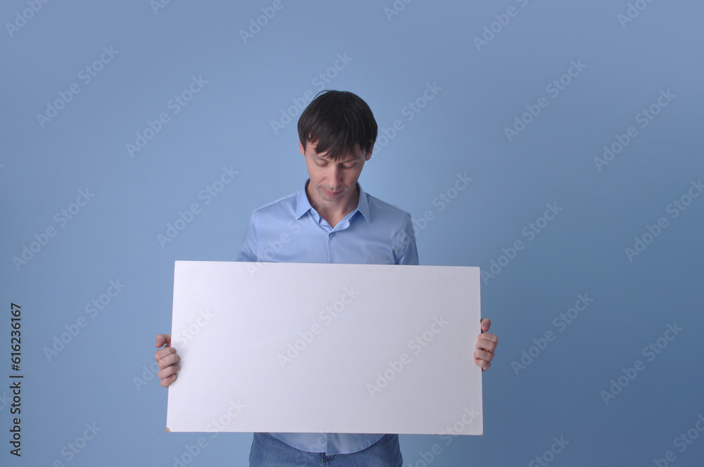 homem de negócios charmoso com cartaz em branco para anúncio ou promoção homem de negócios charmoso com cartaz em branco para anúncio ou promoção
