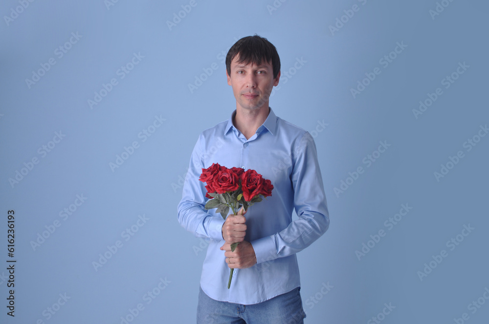 homem rômantico segurando buquê de rosas vermelhas, presente para dia dos namorados homem rômantico segurando buquê de rosas vermelhas, presente para dia dos namorados