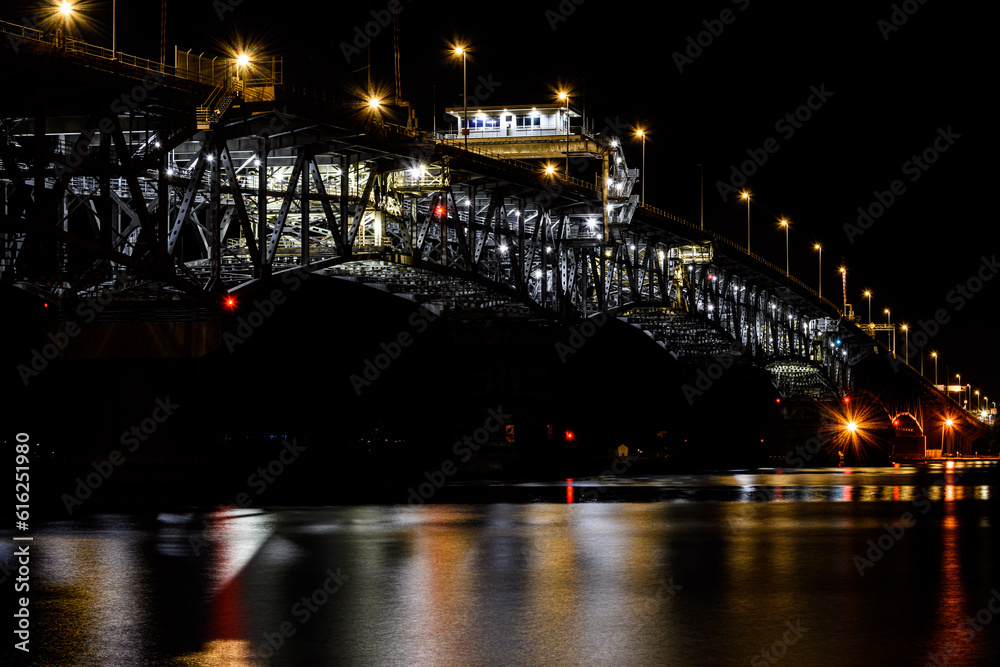 Obraz premium The George P. Coleman Bridge After Dark