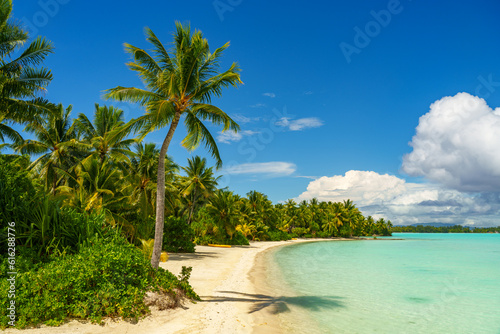 Fototapeta Naklejka Na Ścianę i Meble -  Sandy beach in Bora Bora, French Polynesia