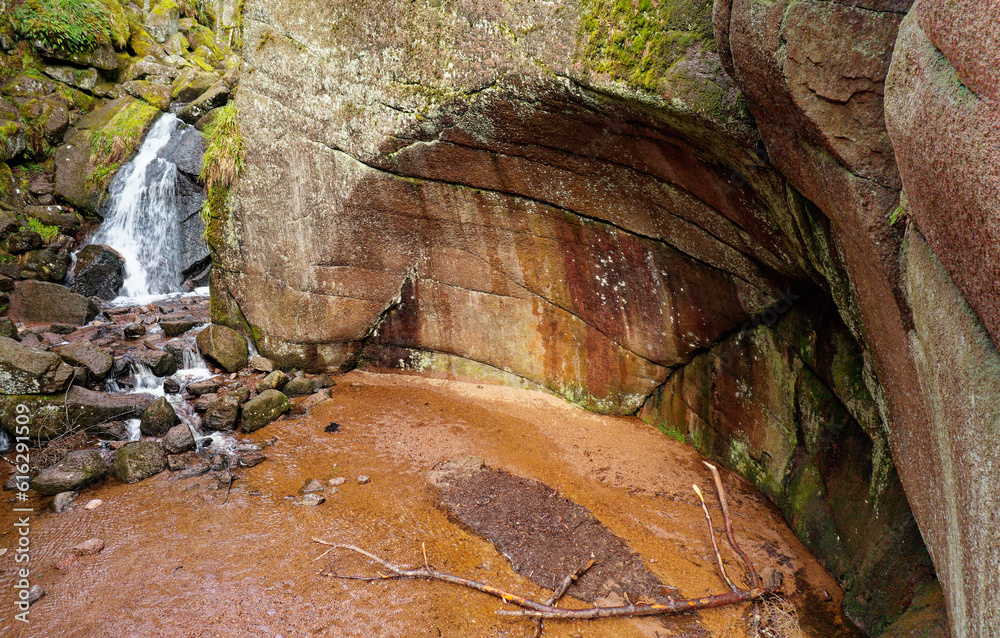Burn O’Vat, Dinnet, Scotland. Pot hole Ice Age erosion feature formed c14000 years ago by boulders in torrential meltwater gouging granite cauldron