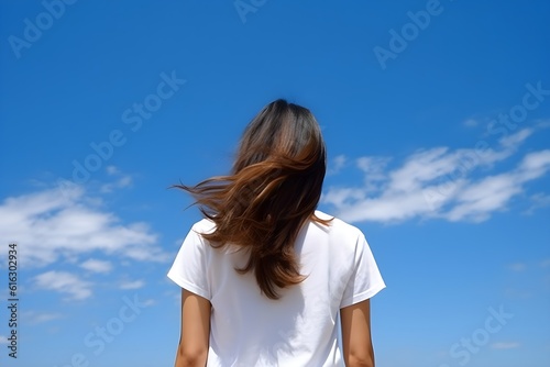 Tシャツを着た女性の後ろ姿　with generative ai
