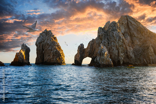 Obraz na plátně Seagulls soaring above the distinctive arch of Cabo San Lucas, a rock formation close to the peninsula's southernmost tip at Cabo San Lucas, Baja California, Mexico