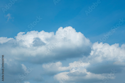 春・初夏・夏の晴天さわやかな青空、ふわふわの入道雲の背景 アウトドア・キャンプ・ゴールデンウィーク・夏休み・祝日のイメージ