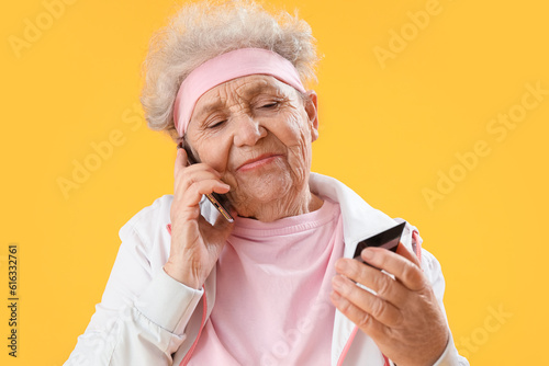 Sporty senior woman with cr...