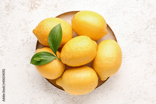 Fresh whole yellow lemons w...