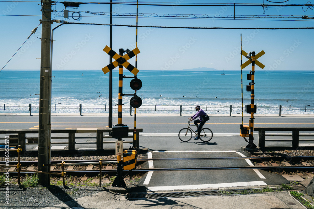 Ταπετσαρία Cyclist Riding Coastline Alongside Railway on a Summers Day