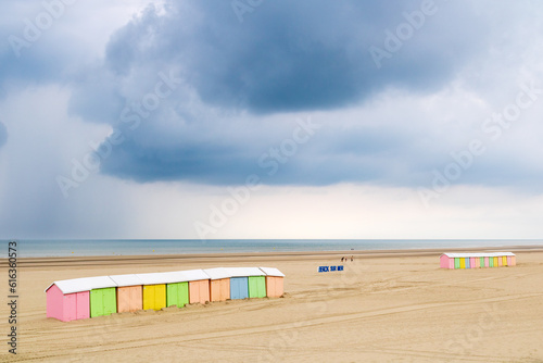 La plage de Berck et ses cabines sous un ciel menaçant