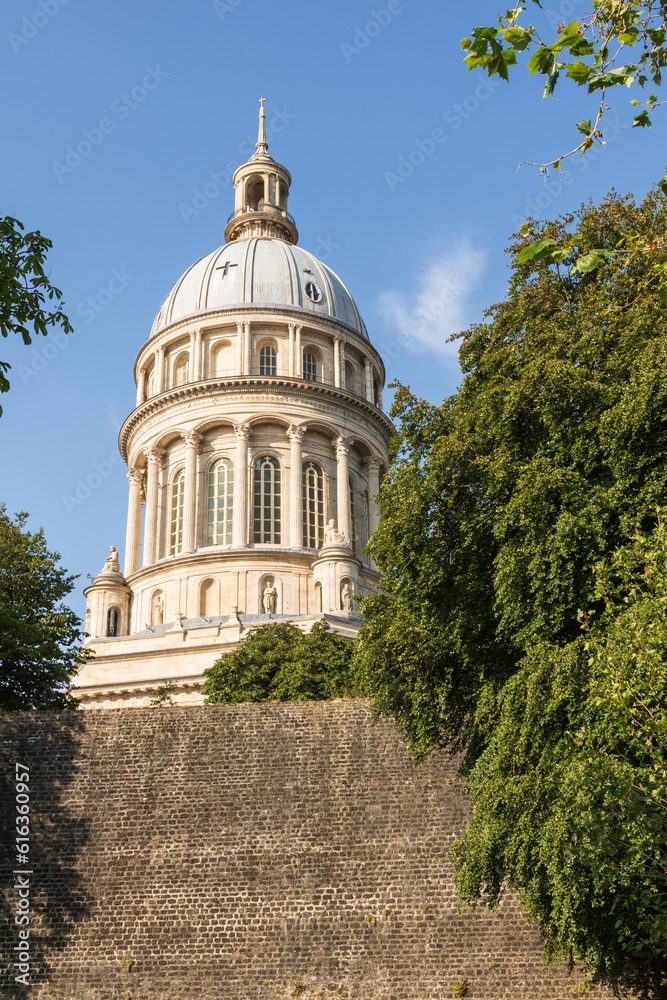 Le dôme de la basilique de Boulogne surplombe les remparts de la Haute Ville