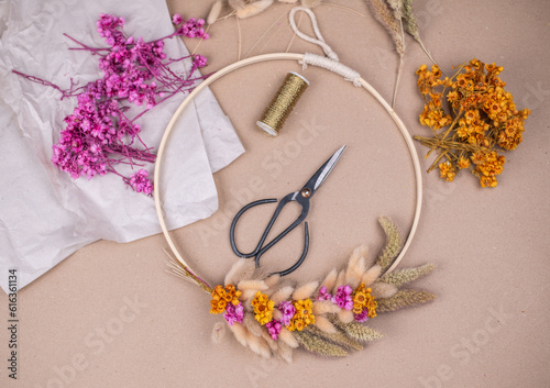 Wallpaper Mural Kranz aus getrockneten Blumen binden, Blumenkranz binden, Handgemacht, selber machen Torontodigital.ca