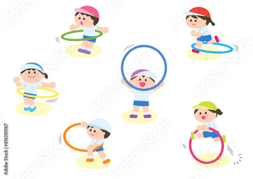 フラフープで遊ぶ子どもたち
