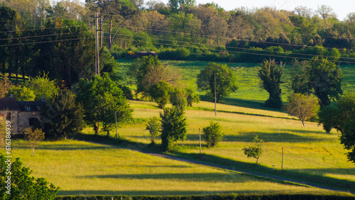 Paysages du Pays de Belvès, en Dordogne, sous un temps ensoleillé et clément photo