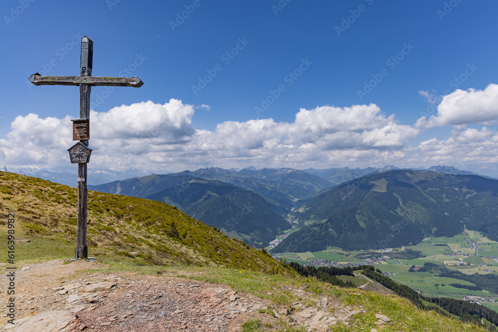 Berpanorama mit Gipfelkreuz im Pinzgau Berpanorama mit Gipfelkreuz im Pinzgau