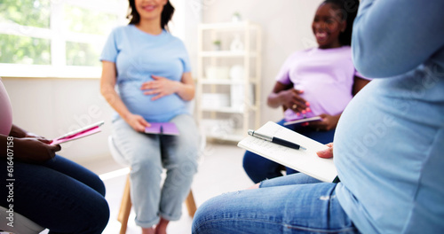 Tableau sur toile Pregnant Expecting Women Group Class