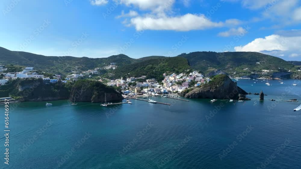 isola di Ponza, Lazio, Italia, Meditterraneo.
Vista Aerea con drone dell'isola più bella d'Italia. isola di Ponza, Lazio, Italia, Meditterraneo.
Vista Aerea con drone dell'isola più bella d'Italia.