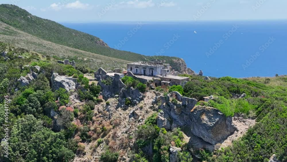 I resti della villa abbandonata sull'iIsola di Zannone, Italia, Meditterraneo.
Vista Aerea dell'arcipelago delle isole Ponziane. 