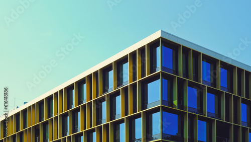 Foto Berlin Office building with a retro vibe and big blue windows