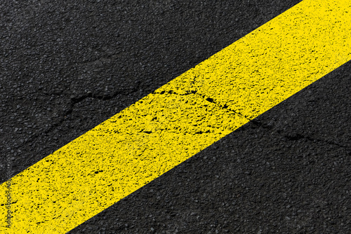 Ligne jaune sur asphalte 