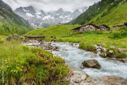 Almhütten an einem Wildbach im Gebirge