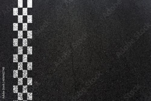 Konstfotografi marquage en damier sur asphalte, ligne de départ