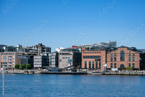 Sommerlicher Blick auf Norwegens Hauptstadt Oslo: Teilansicht eines zentralen Stadtviertels vom Hafen aus