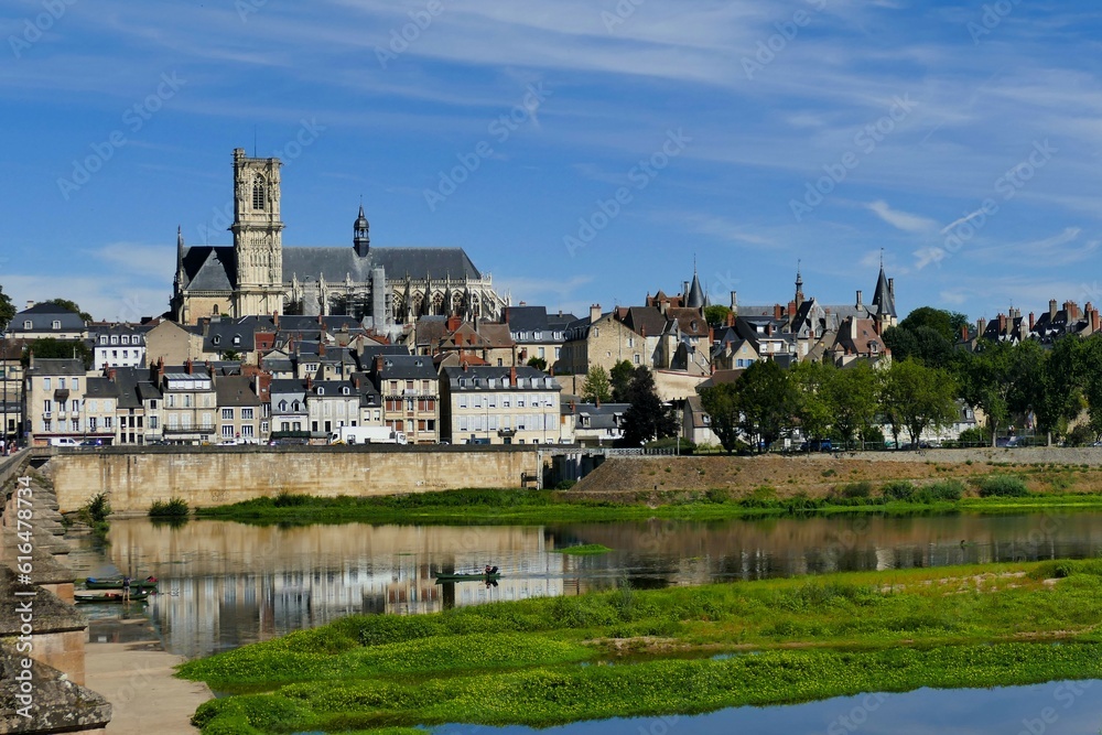 La cathédrale Saint-Cyr-et-Sainte-Julitte dominant les maisons de la ville de Nevers au bord de la Loire