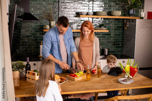 Young family preparing vege...