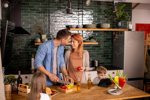 Young family preparing vege...