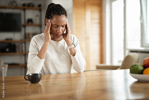Canvas Print Young black woman having a headache at home