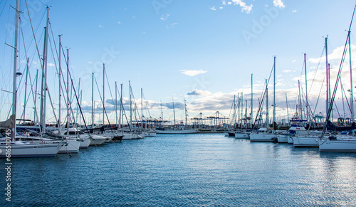 Fotografiet VALENCIA , SPAIN - DECEMBER 6, 2021: Yachts and boats in Valencia marina