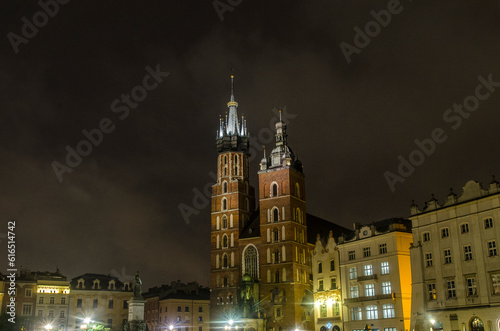 Kraków nocą kościół Mariacki 