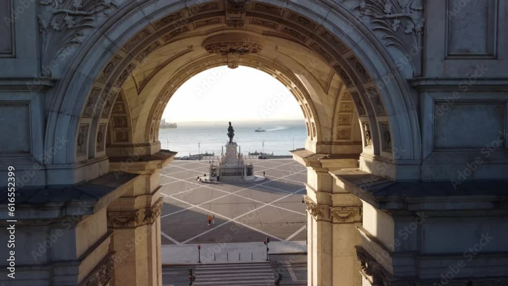 video de dron con atardecer cerca al puerto de barcos en lisboa calidad 4k 