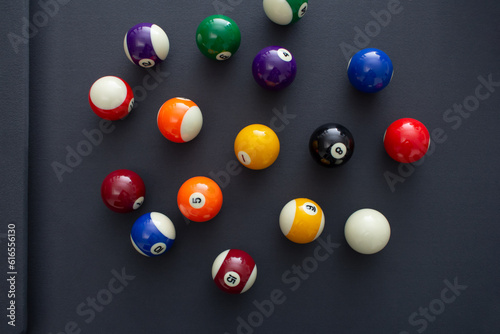 Canvastavla A top down view of a pool balls on a blue felt table.