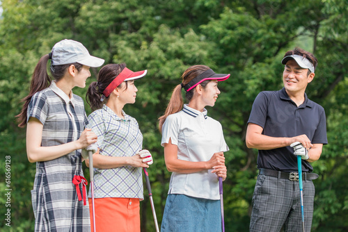 ゴルフに来た男女・ゴルフスクール・ゴルフレッスン・ゴルフ教室をする先生と生徒  © buritora