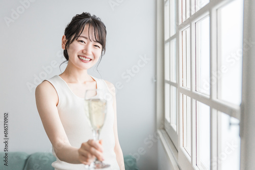 家で昼間にシャンパン・炭酸水・炭酸飲料を飲んで乾杯する女性
Free Download 家で昼間にシャンパン・炭酸水・炭酸飲料を飲んで乾杯する女性
- GFXLoad