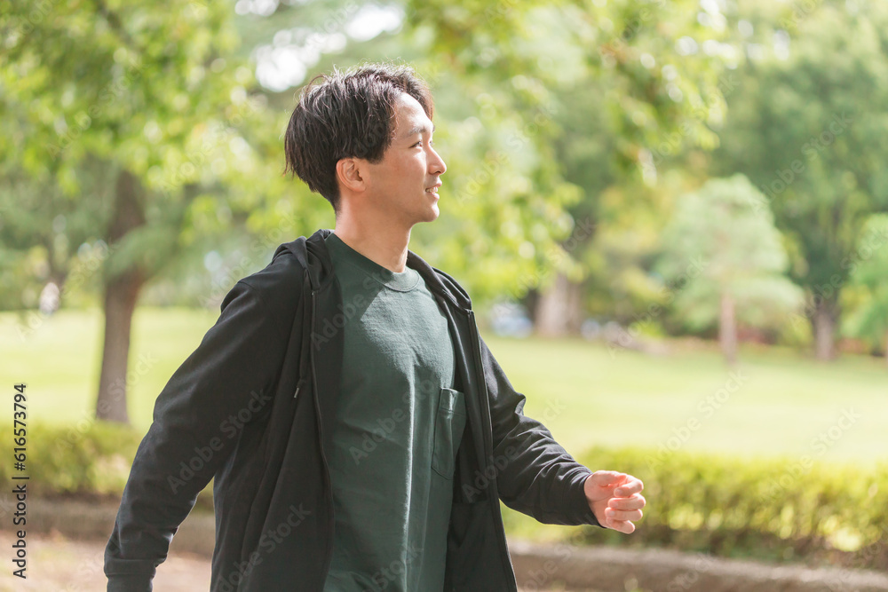 Fototapeta premium 公園で運動・ウォーキング・ランニング・トレーニングをするアジア人男性