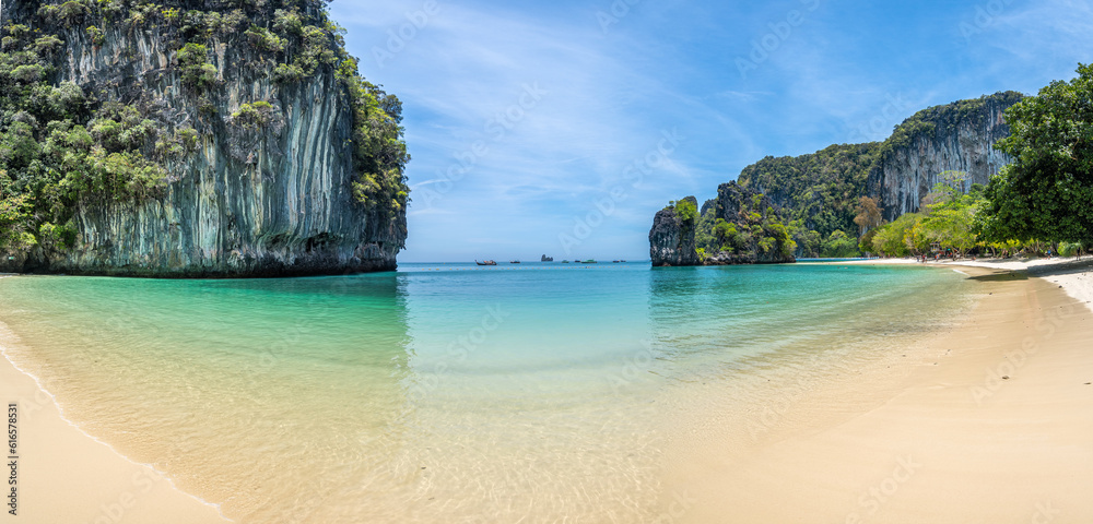 Obraz premium beautiful beach at krabi, thailand