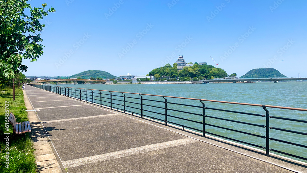 唐津城が見える松浦川の広い歩道 唐津城が見える松浦川の広い歩道