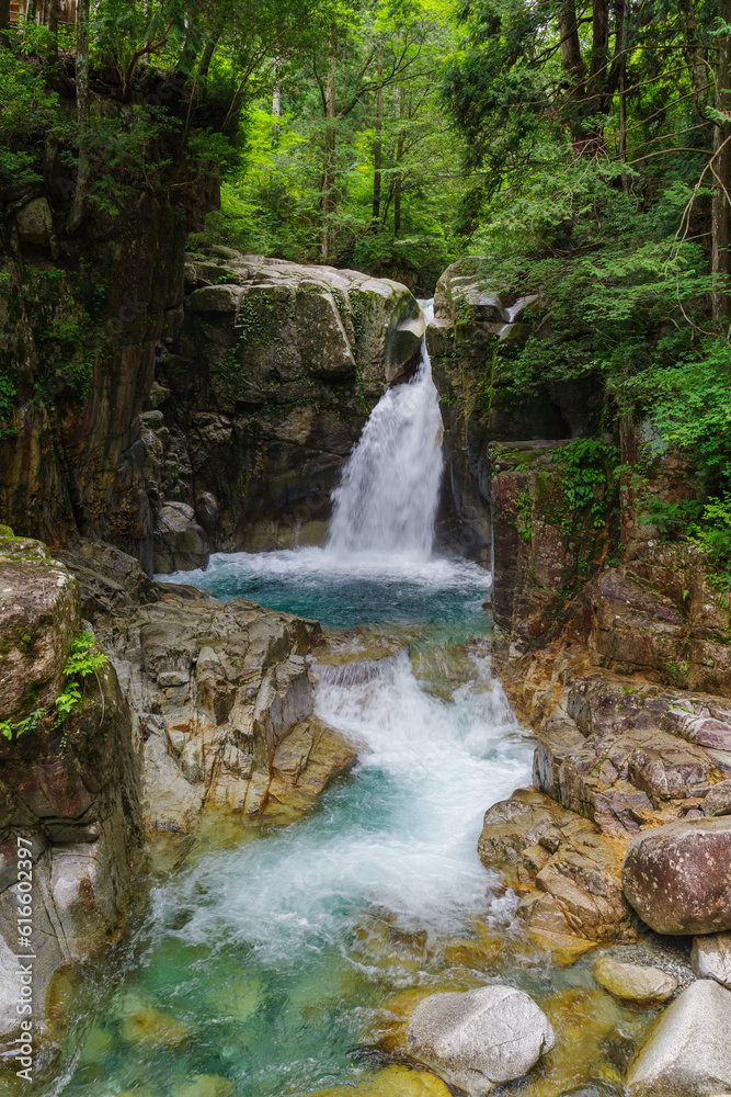 Naklejka premium コバルトブルーの滝壺が綺麗な龍神の滝（岐阜県中津川市）