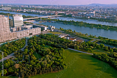 Vienna International Centre, UNO City e Rio Danubio. Viena. Austria. photo